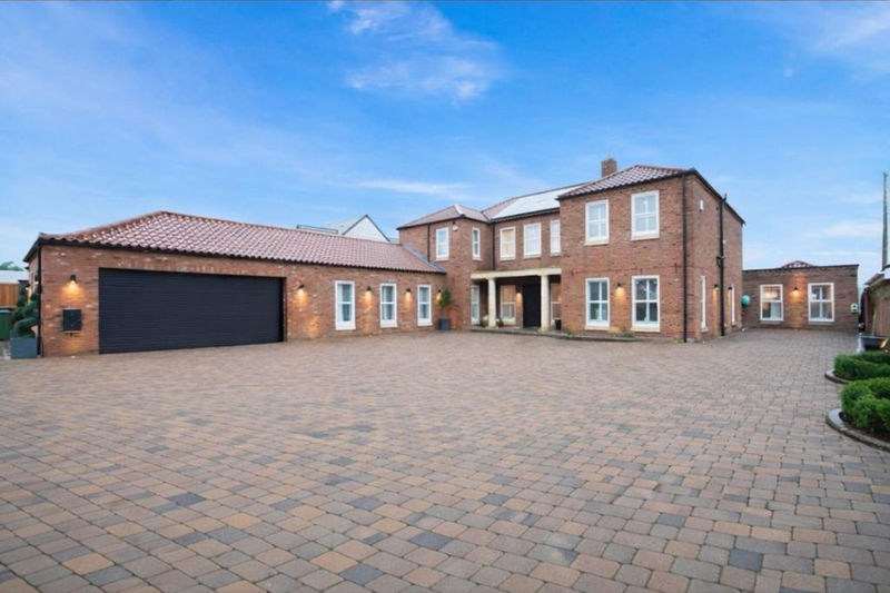 6 bedroom detached house for sale 0