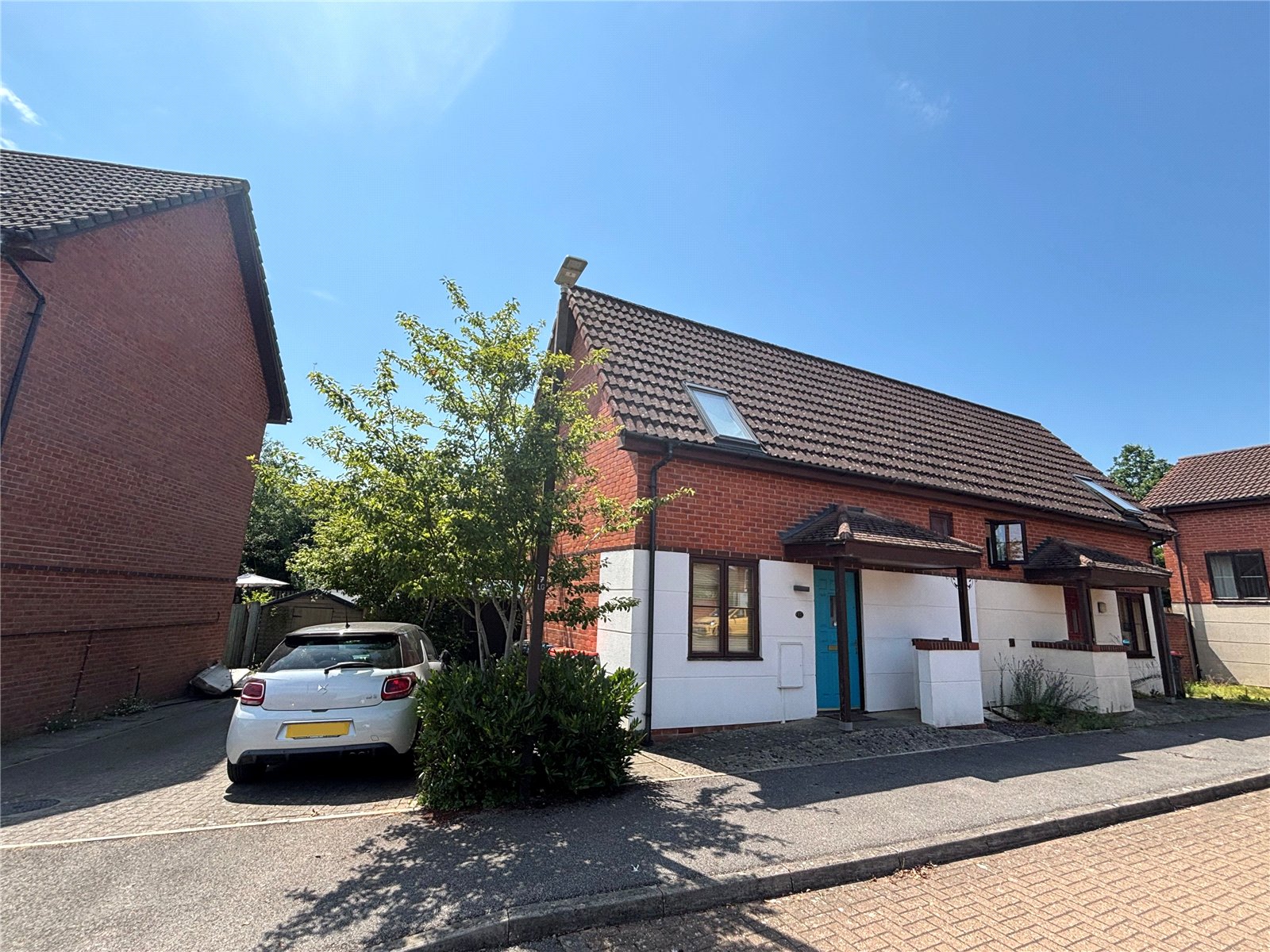 17, Lands End Grove, Milton Keynes photo 2