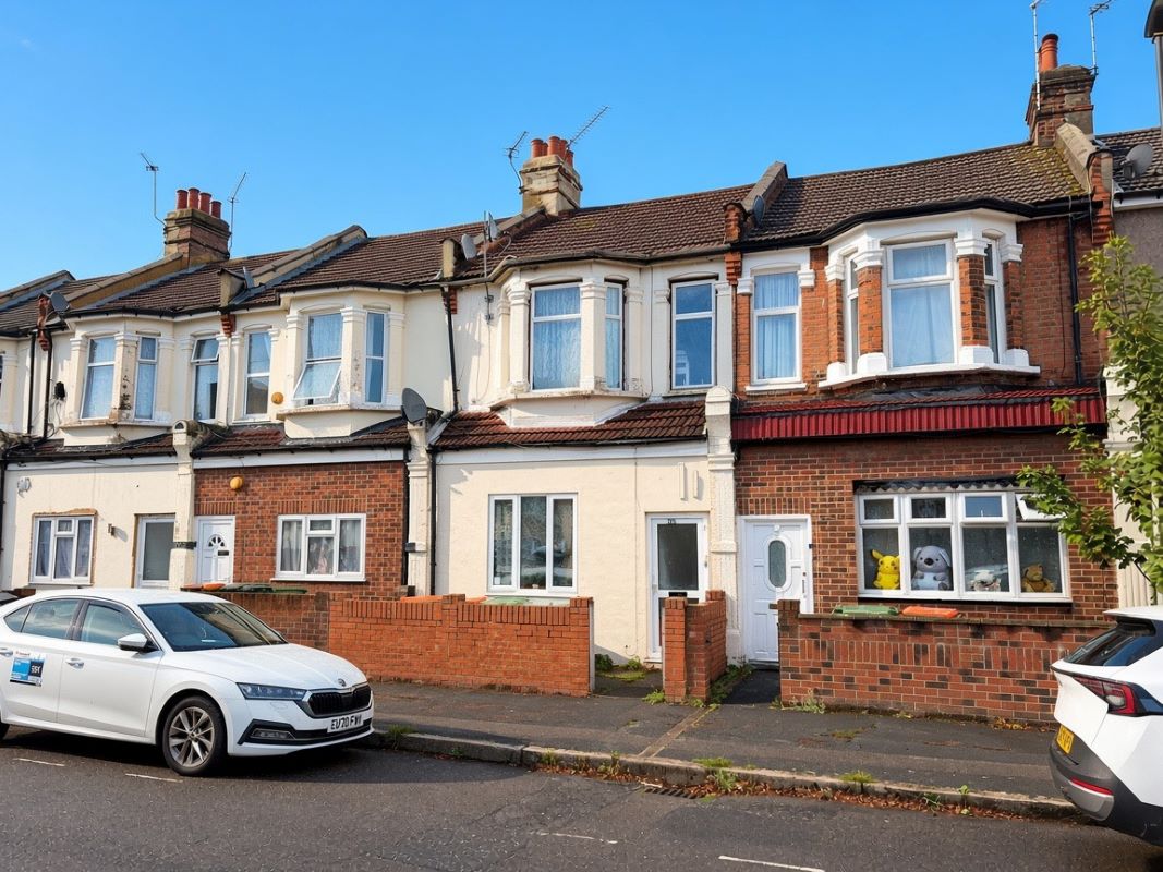 Dersingham Avenue, London photo 4