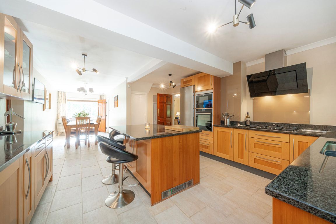 5 bedroom detached house for sale 0