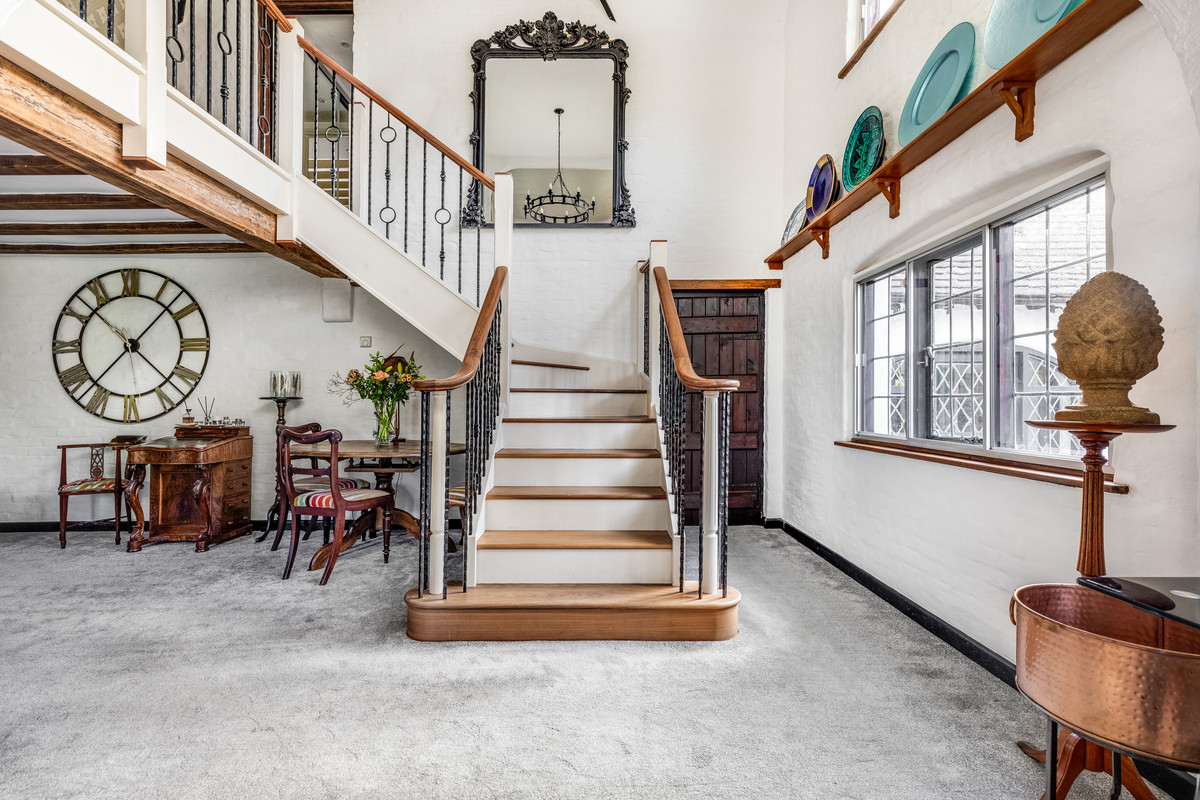 6 bedroom detached house for sale 0