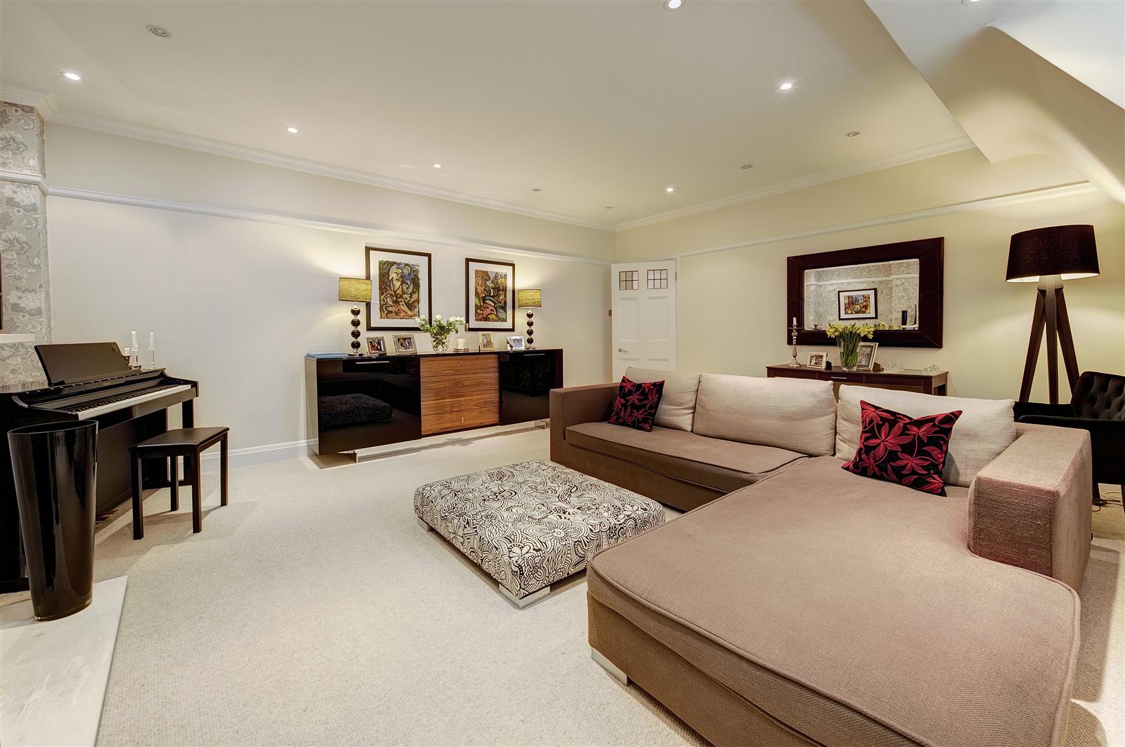 4 bedroom flat for sale 0