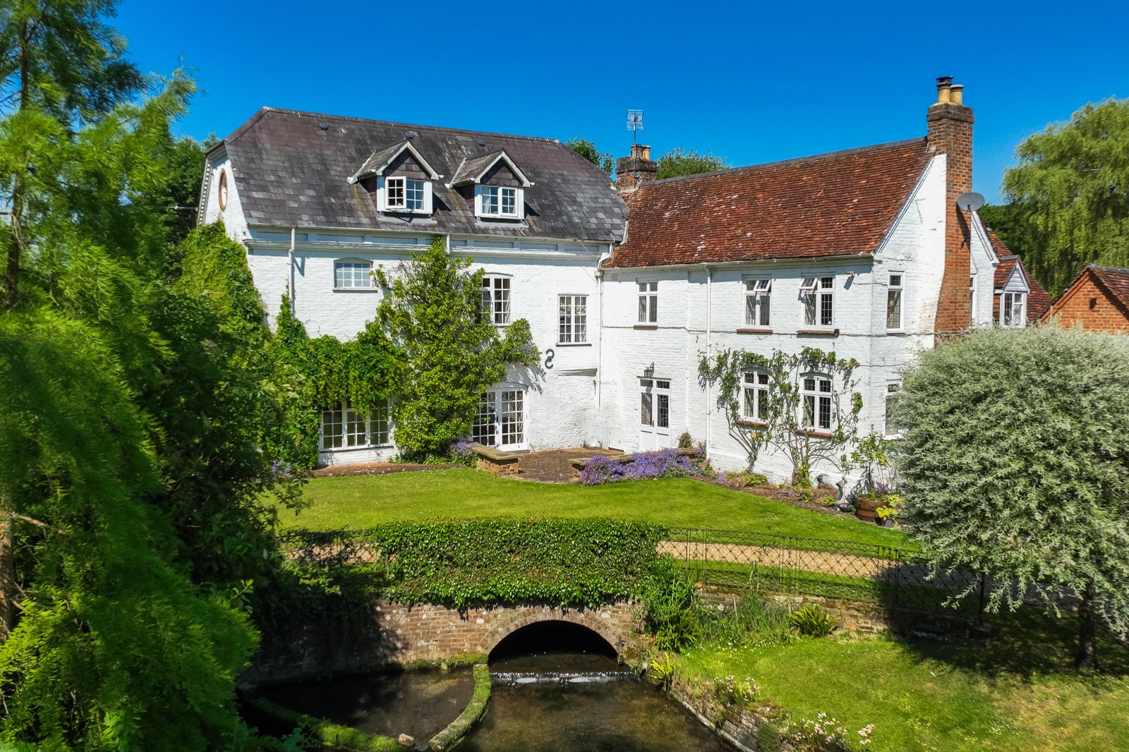 8 bedroom detached house for sale 0