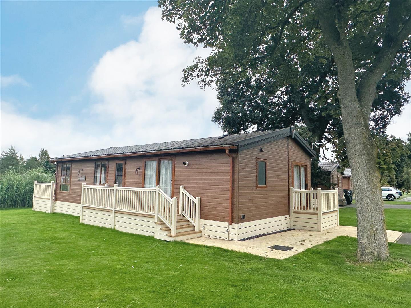 2-bed caravan on 2 Augusta Lakes, Allerthorpe Golf and Country Club, York, £140,000