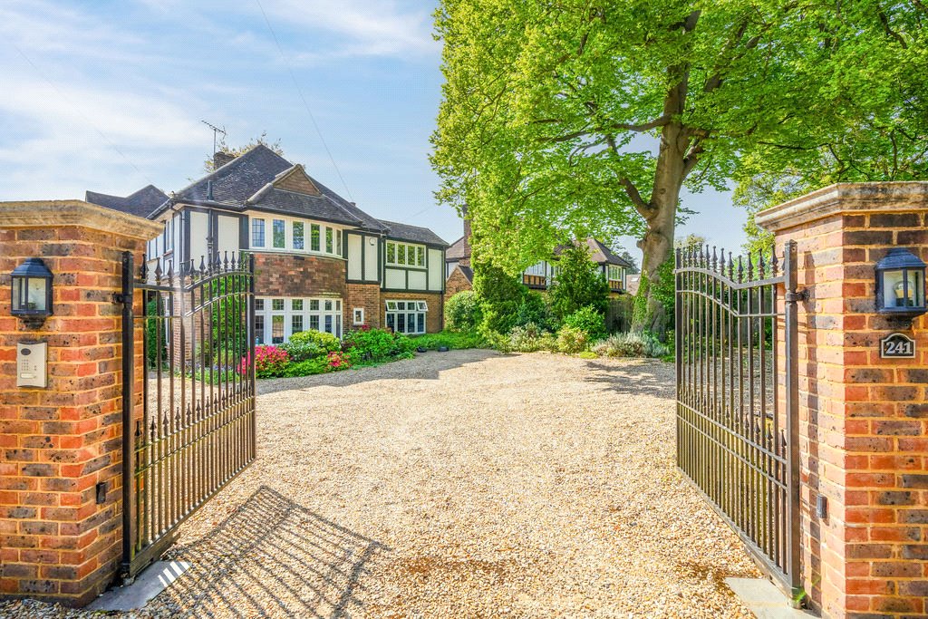 6 bedroom detached house for sale 0