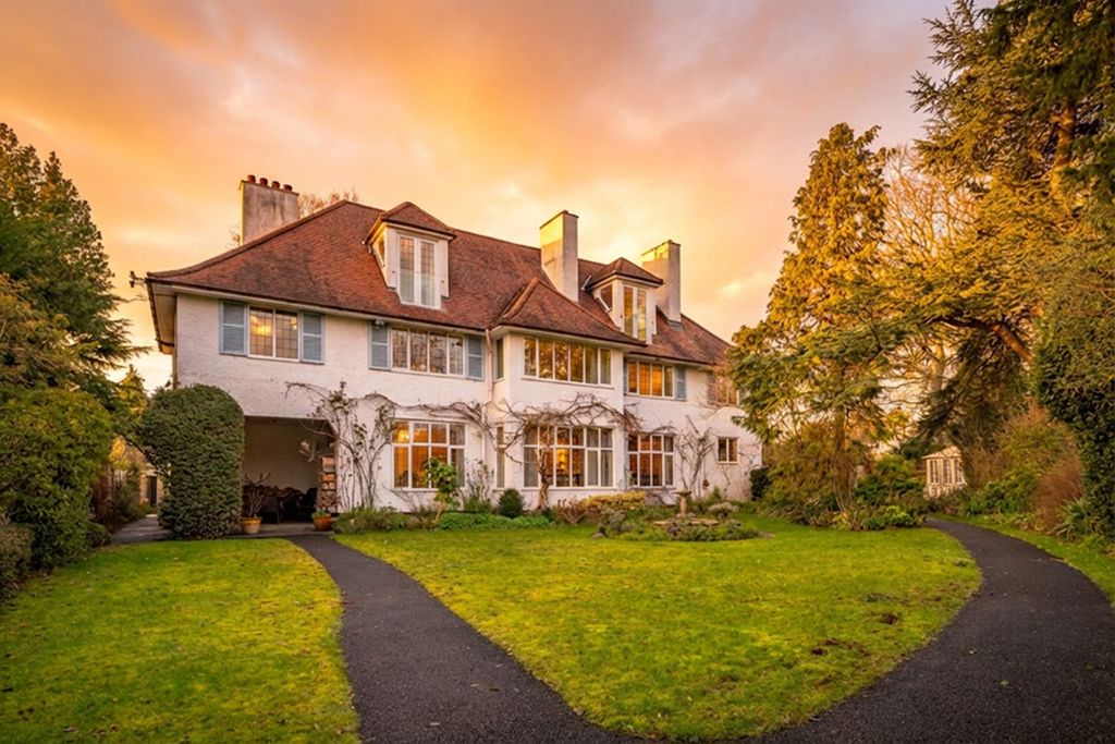 6 bedroom detached house for sale 0