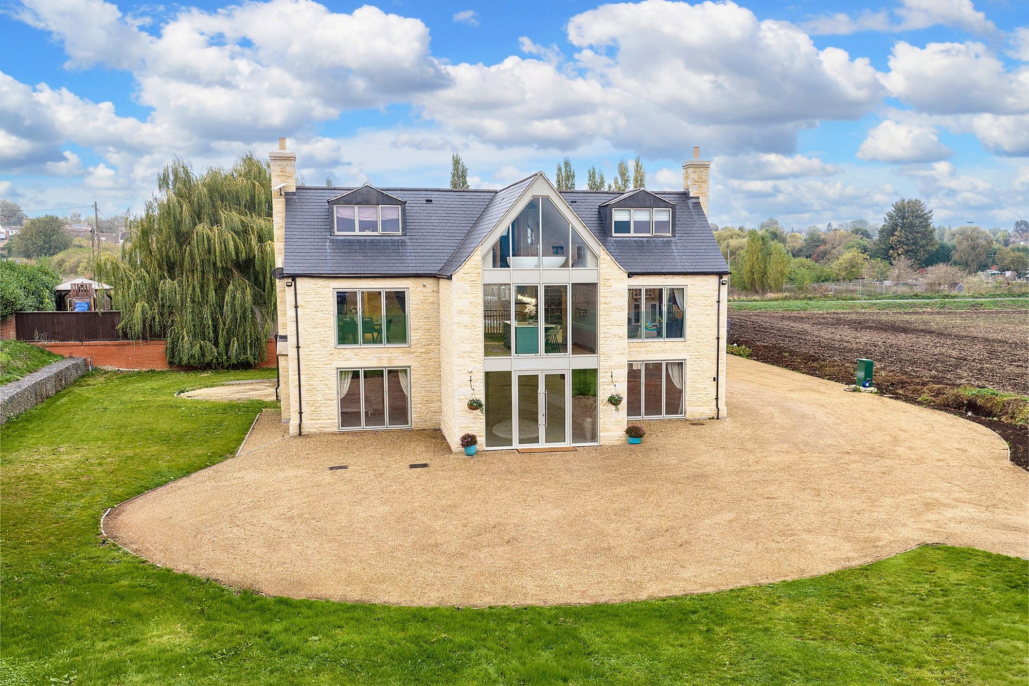 5 bedroom detached house for sale 0