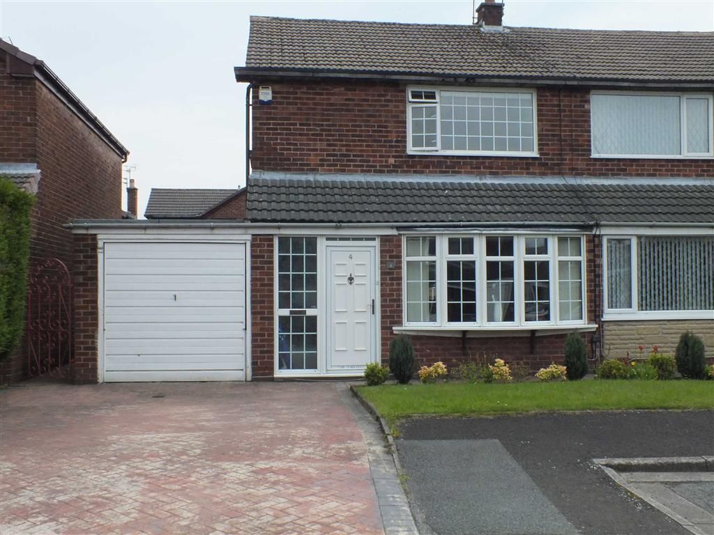 3 bedroom semidetached house in Ashtonunderlyne