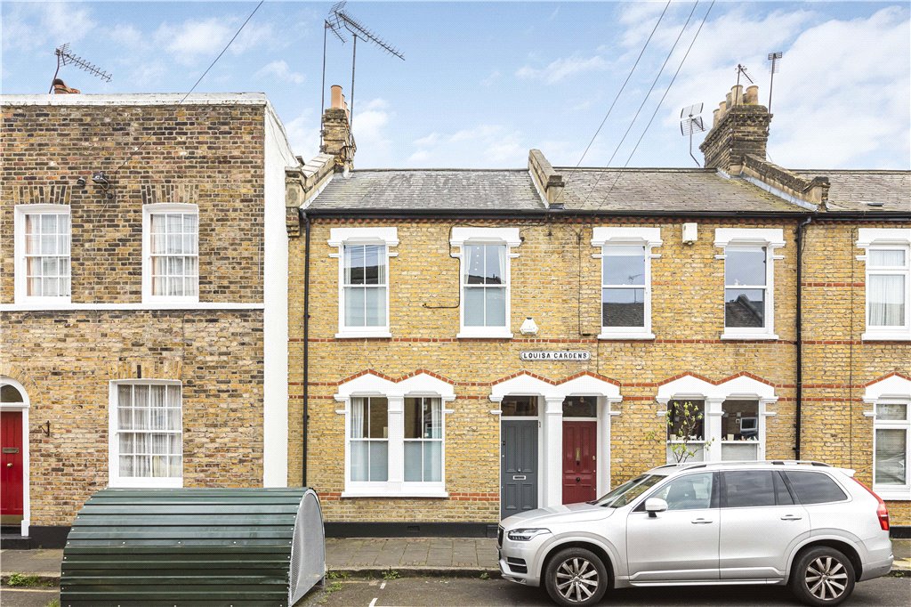 3 bedroom property for sale in London