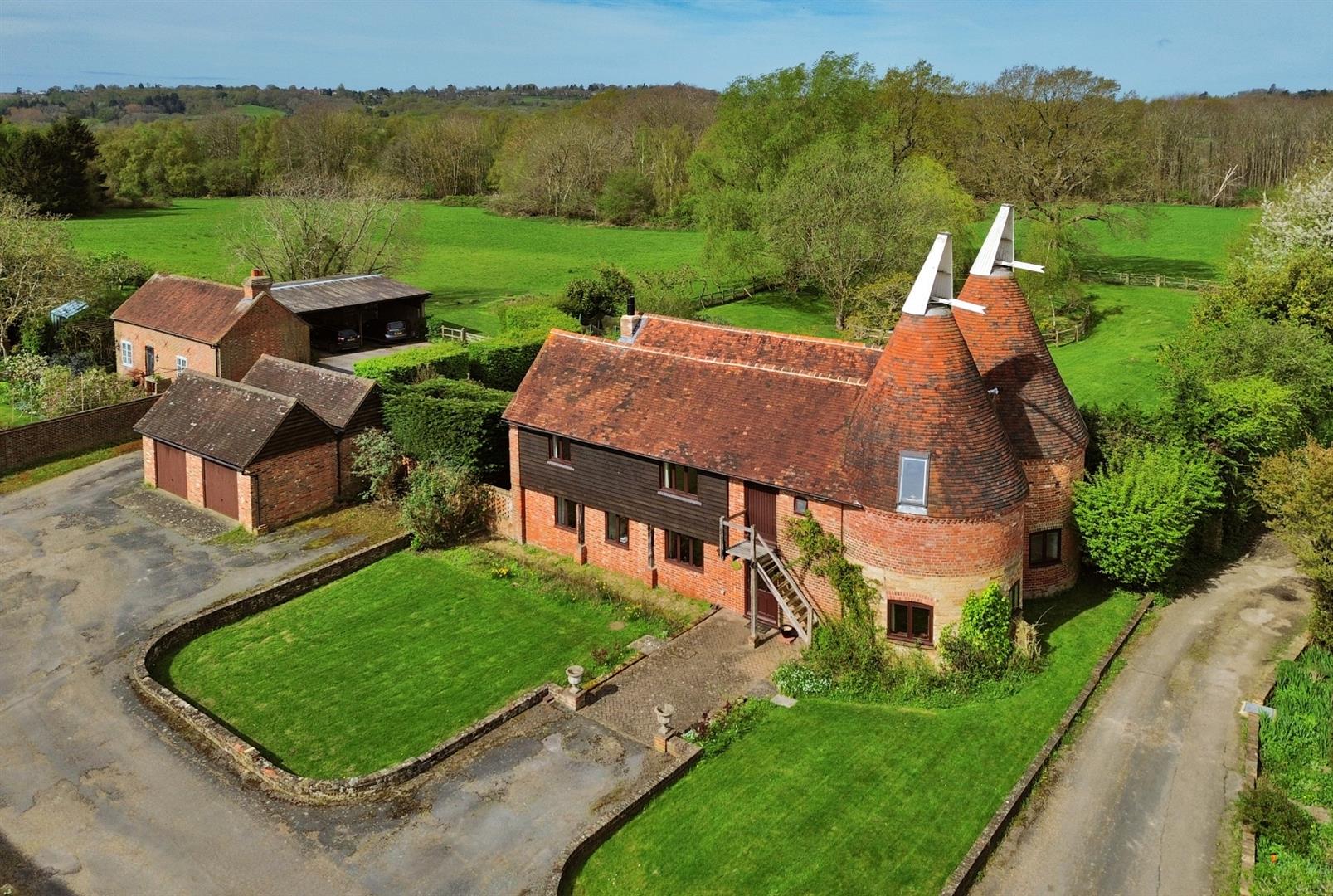 5 bedroom detached house for sale 0