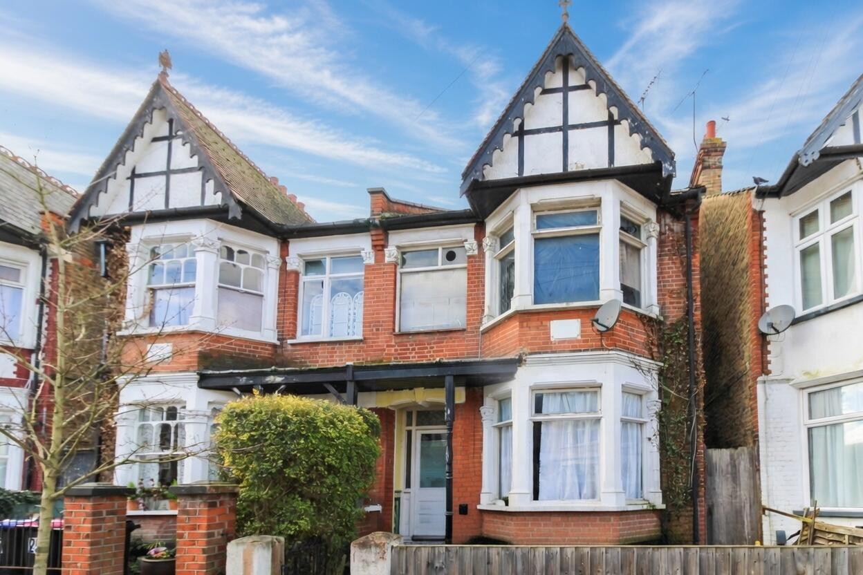 27, Ramuz Drive, Westcliff-On-Sea photo 2