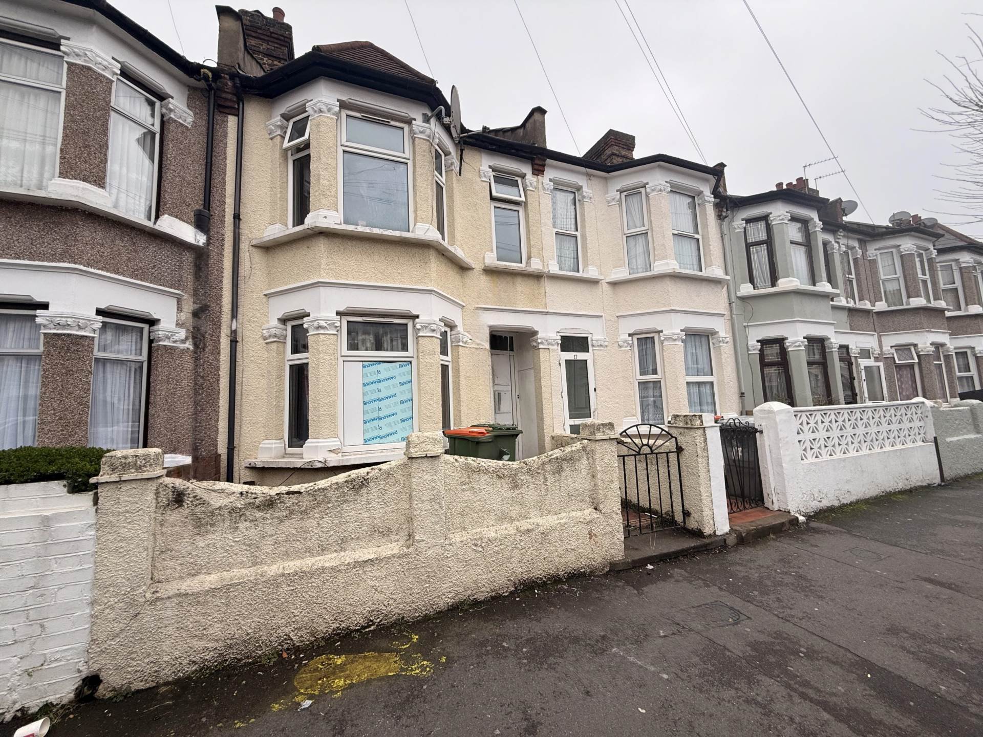 15, Bartle Avenue, London photo 2