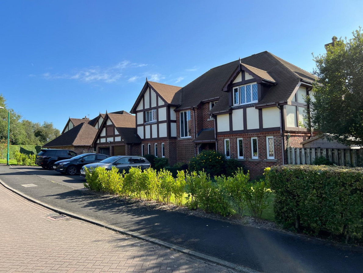 5 bedroom detached house for sale 0