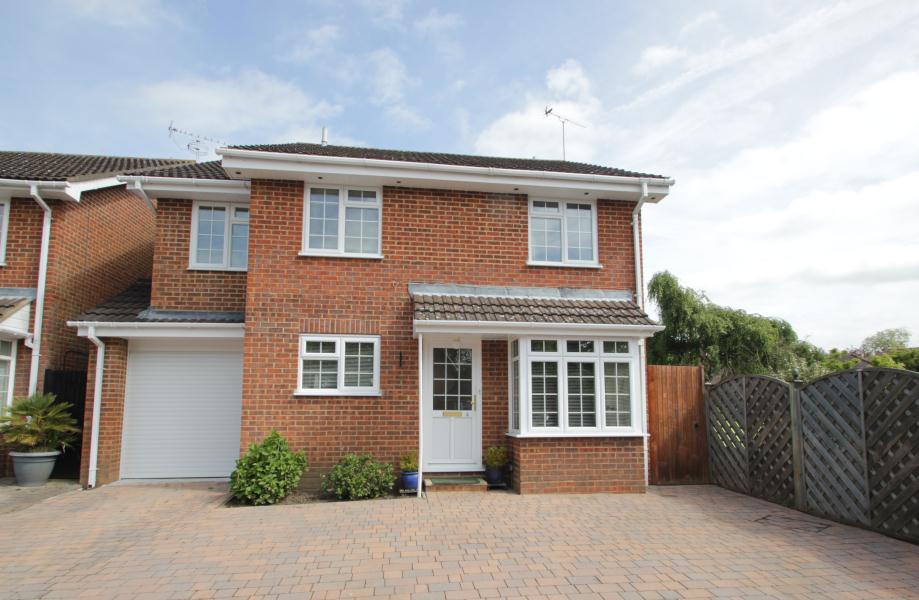 Free property report 4 Oakwood Gardens, Knaphill, Woking, GU21 2RX