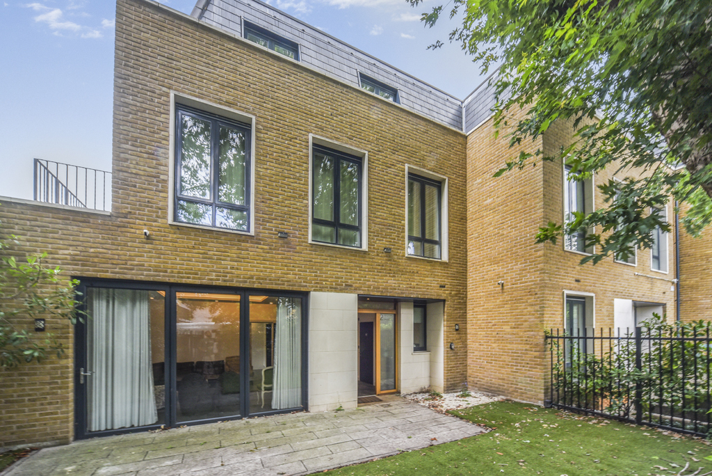 6 bedroom detached house for sale