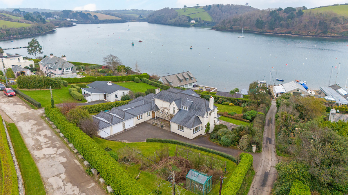 6 bedroom detached house for sale 0