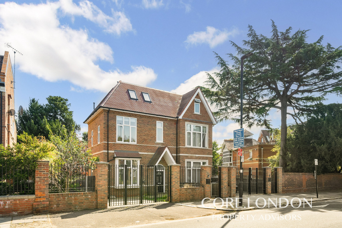 3 bedroom detached house for sale in Guildford