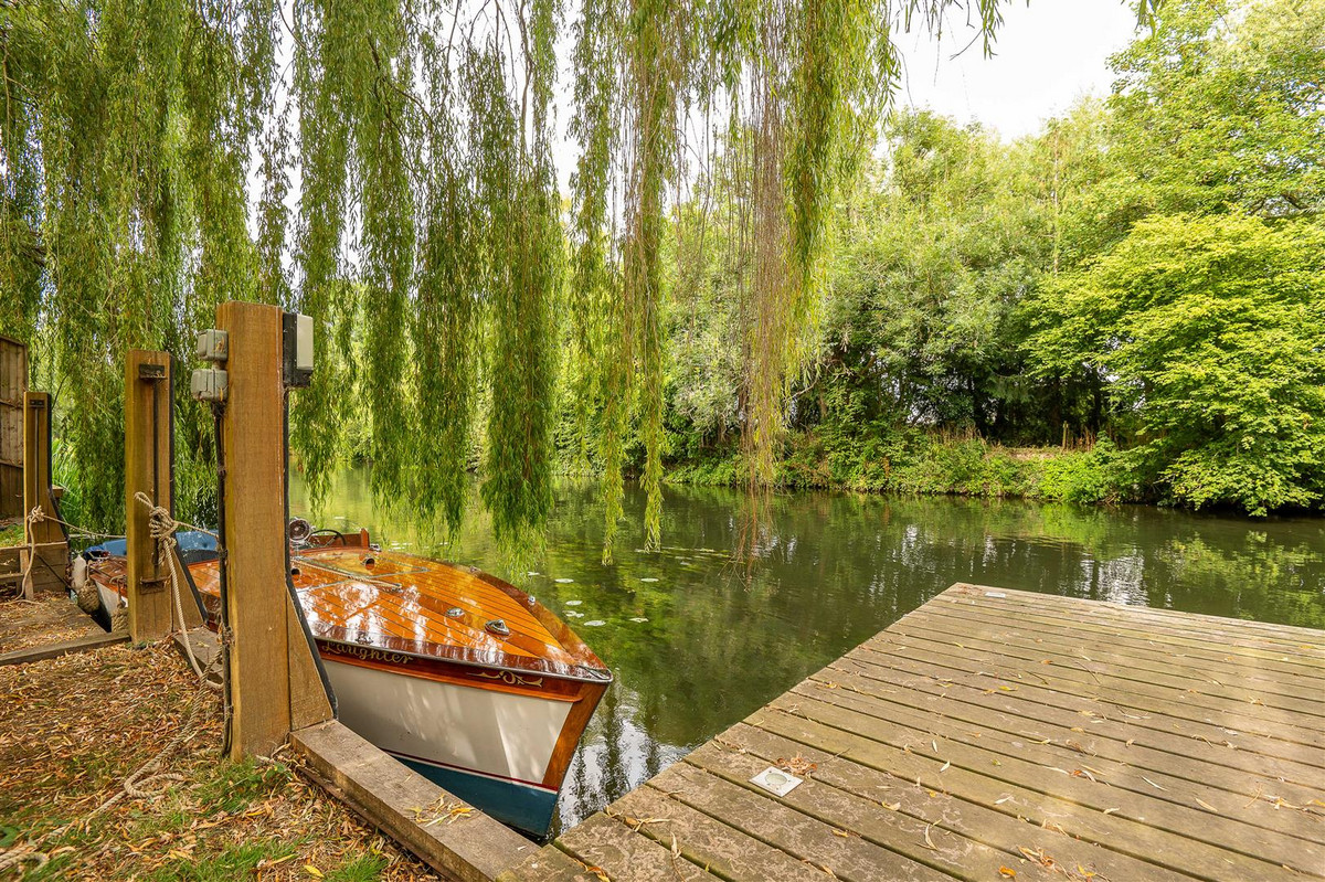 Photos of Loddon Drive, Wargrave, Reading Berkshire RG10 64609061