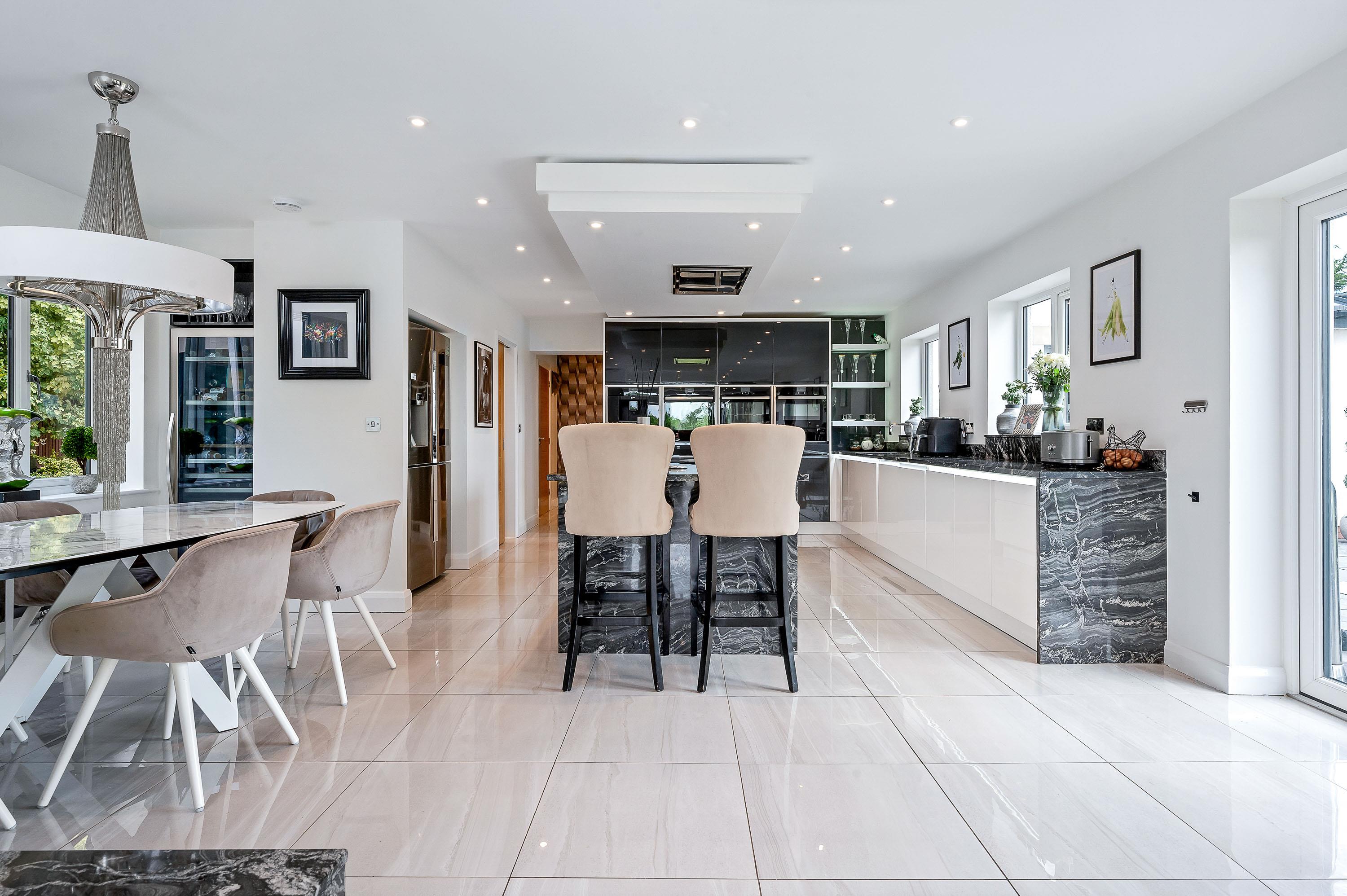 6 bedroom detached house for sale 0