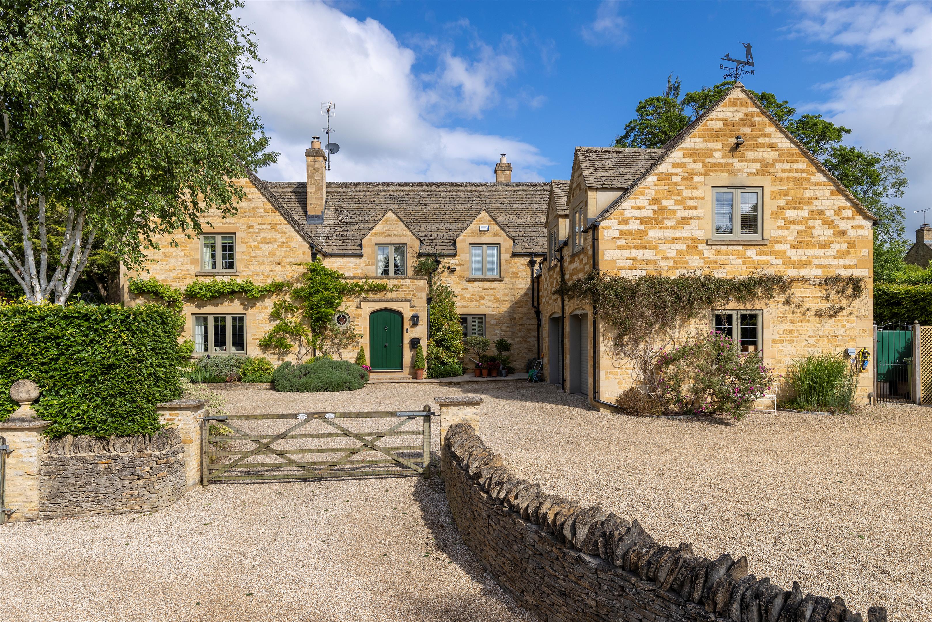 5 bedroom detached house for sale 0