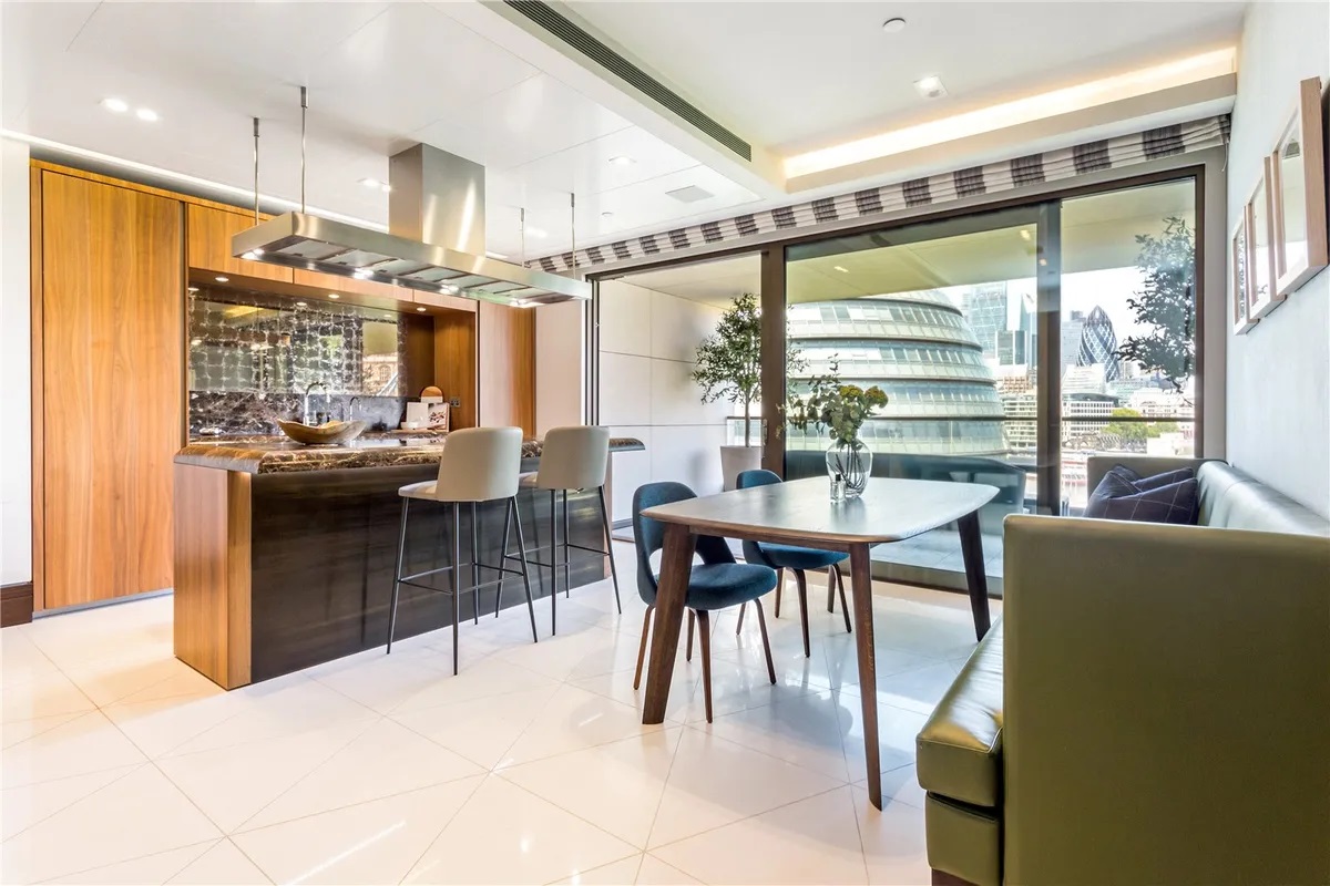 4 bedroom flat for sale 0