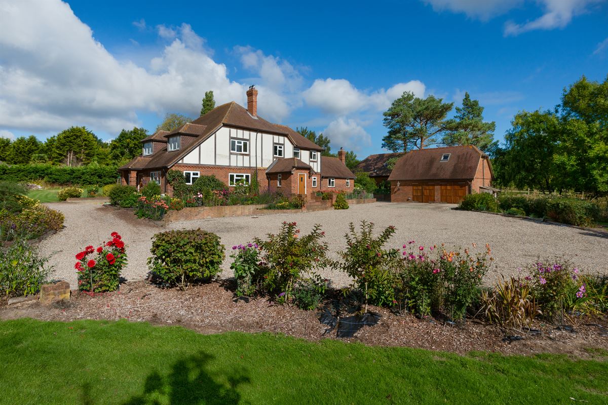 6 bedroom detached house for sale 0