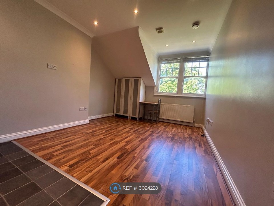 Flat, Queens Avenue, London photo 2