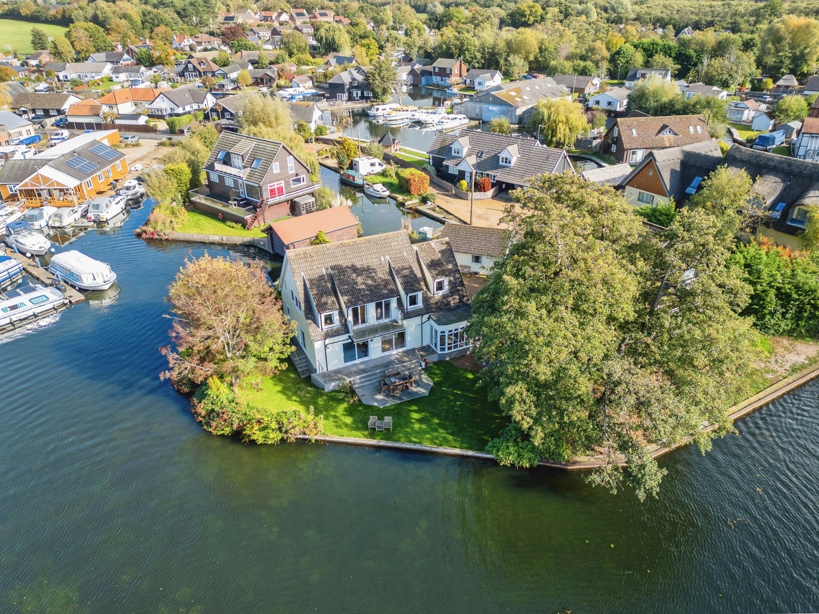 6 bedroom detached house for sale