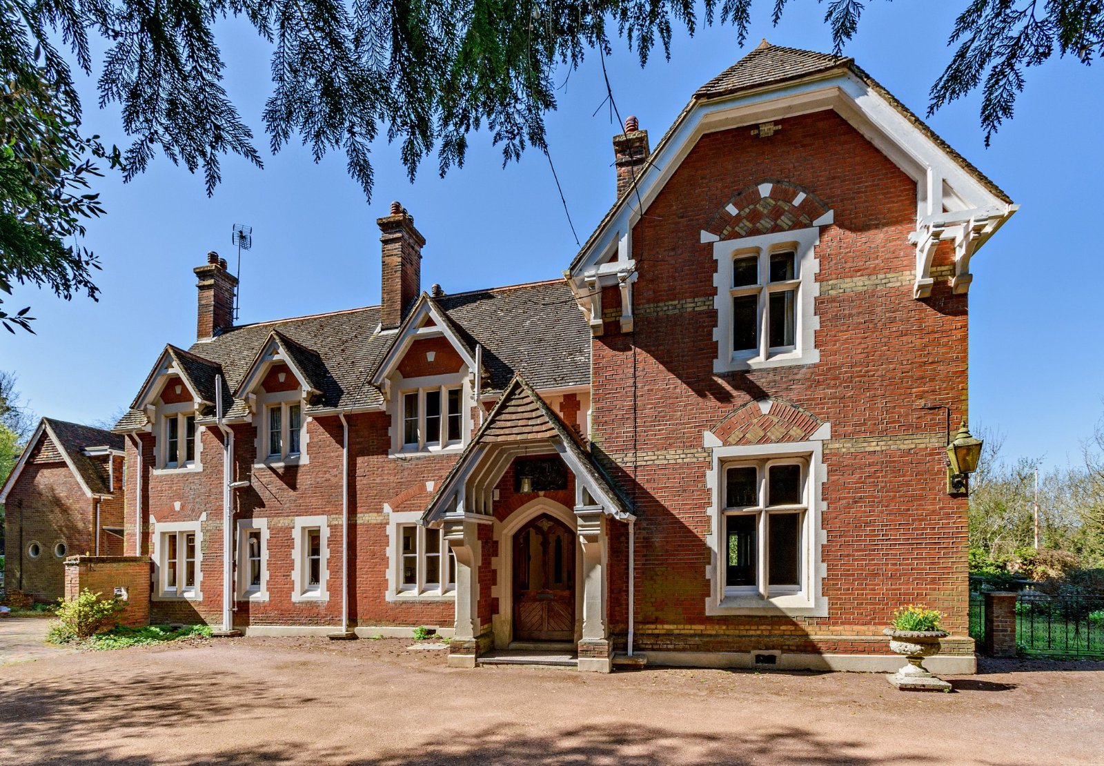 6 bedroom detached house for sale 0