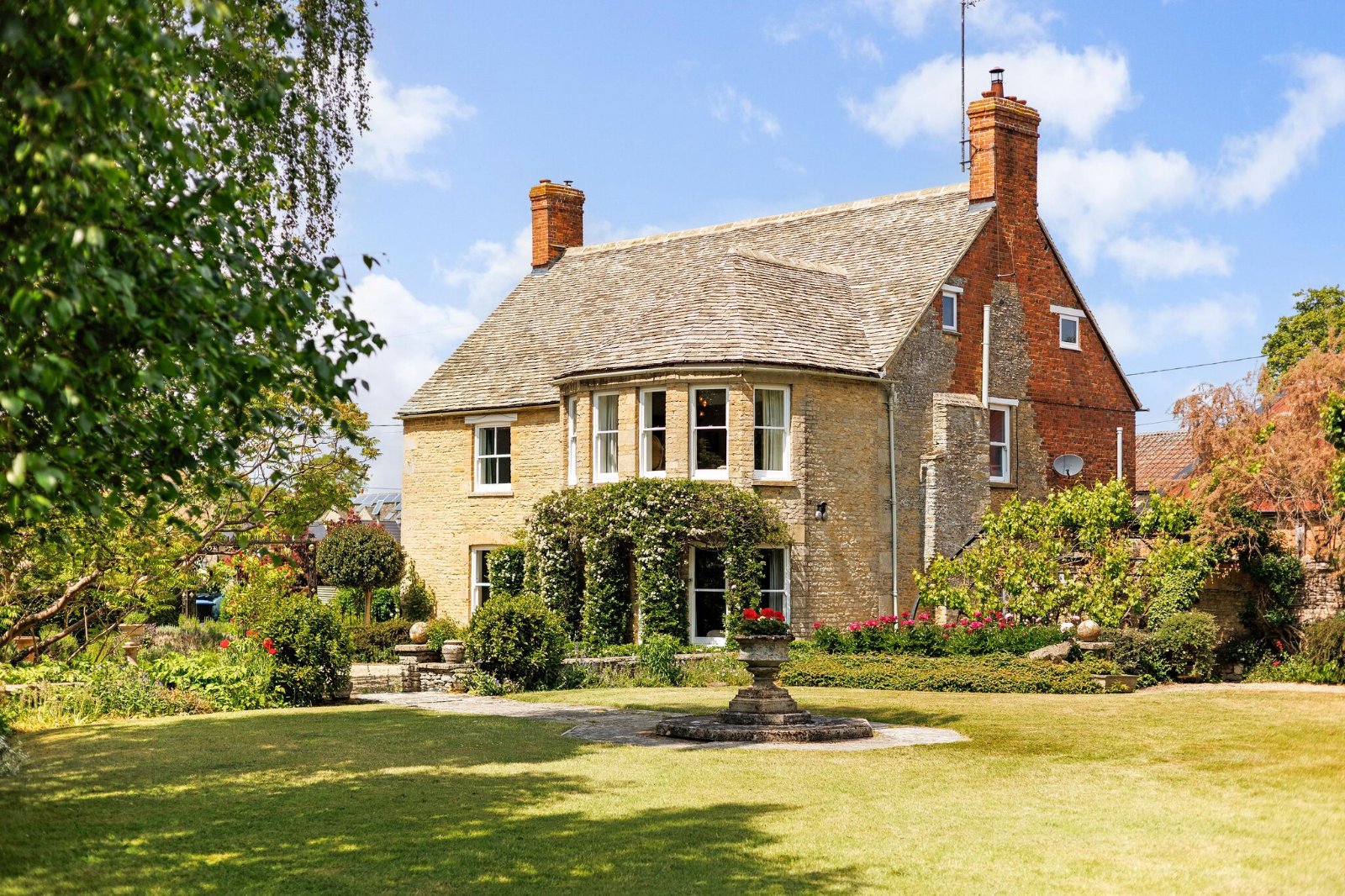 5 bedroom detached house for sale 0