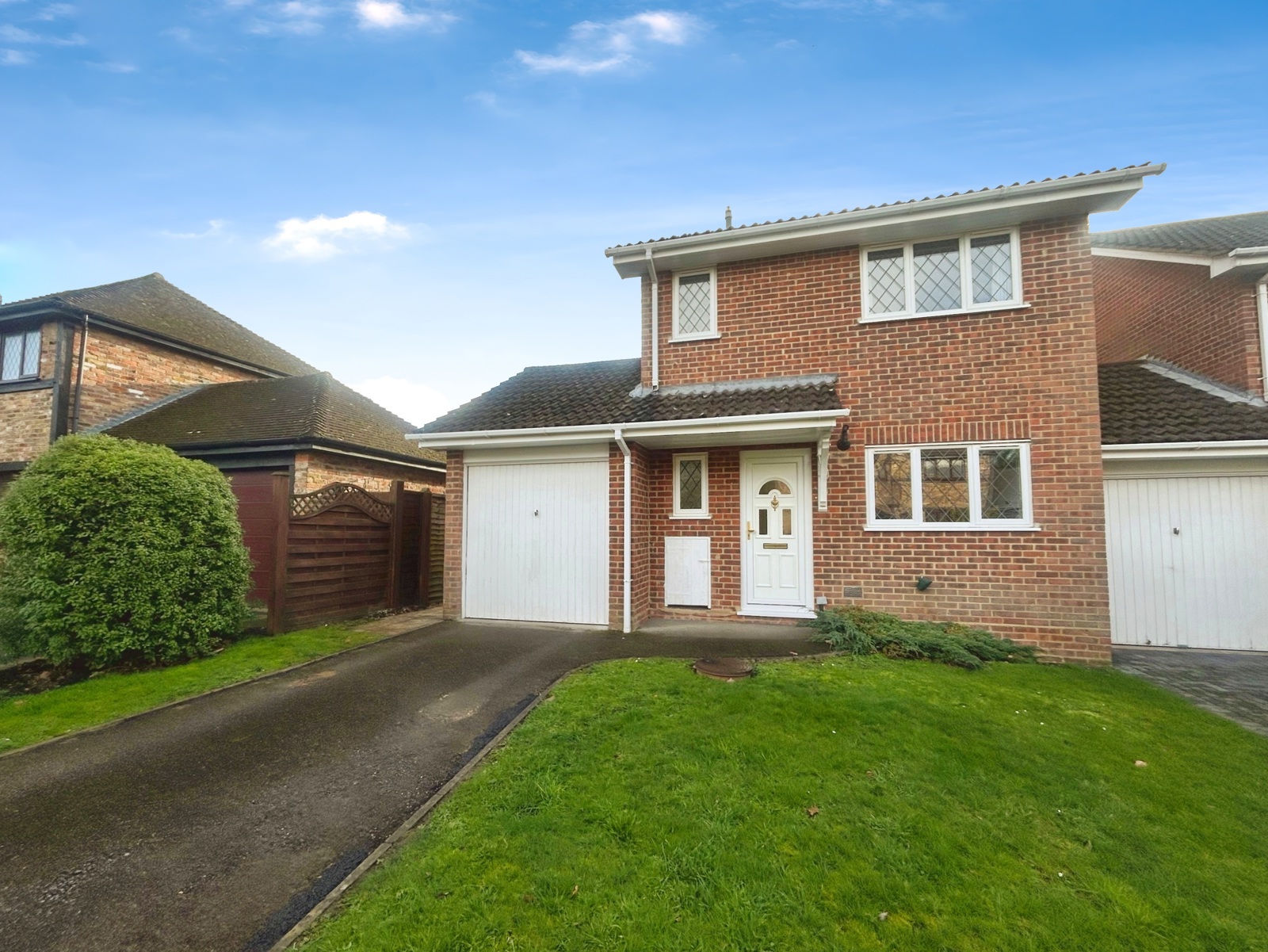 2, Clayhill Close, Berkshire photo 2