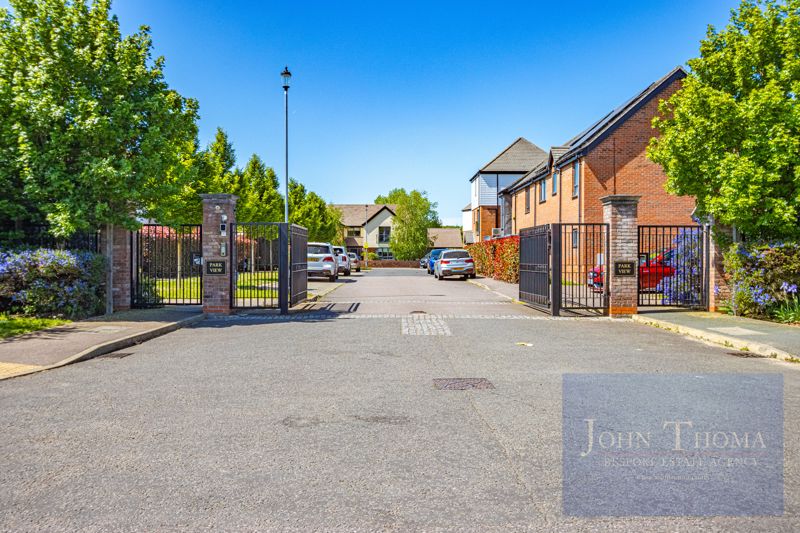 19, Park View, Chigwell photo 4