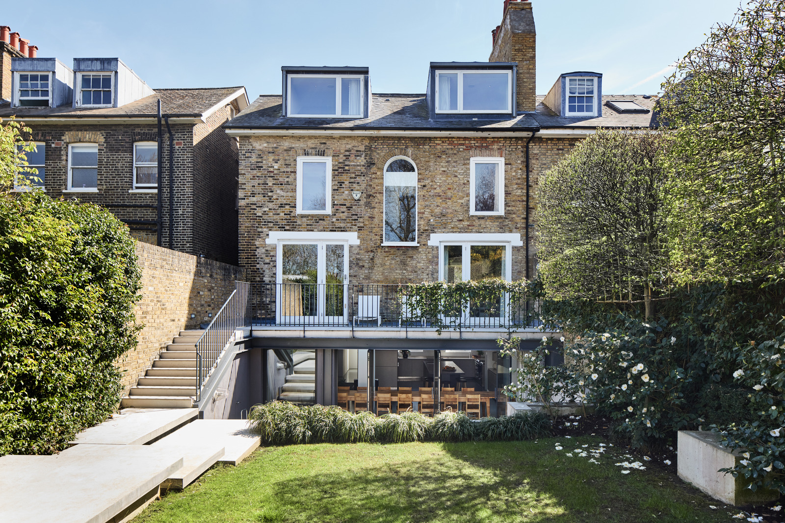 8 bedroom semi-detached house for sale 0
