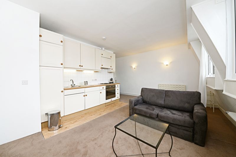Flat 4, 27, Endell Street, London photo 2