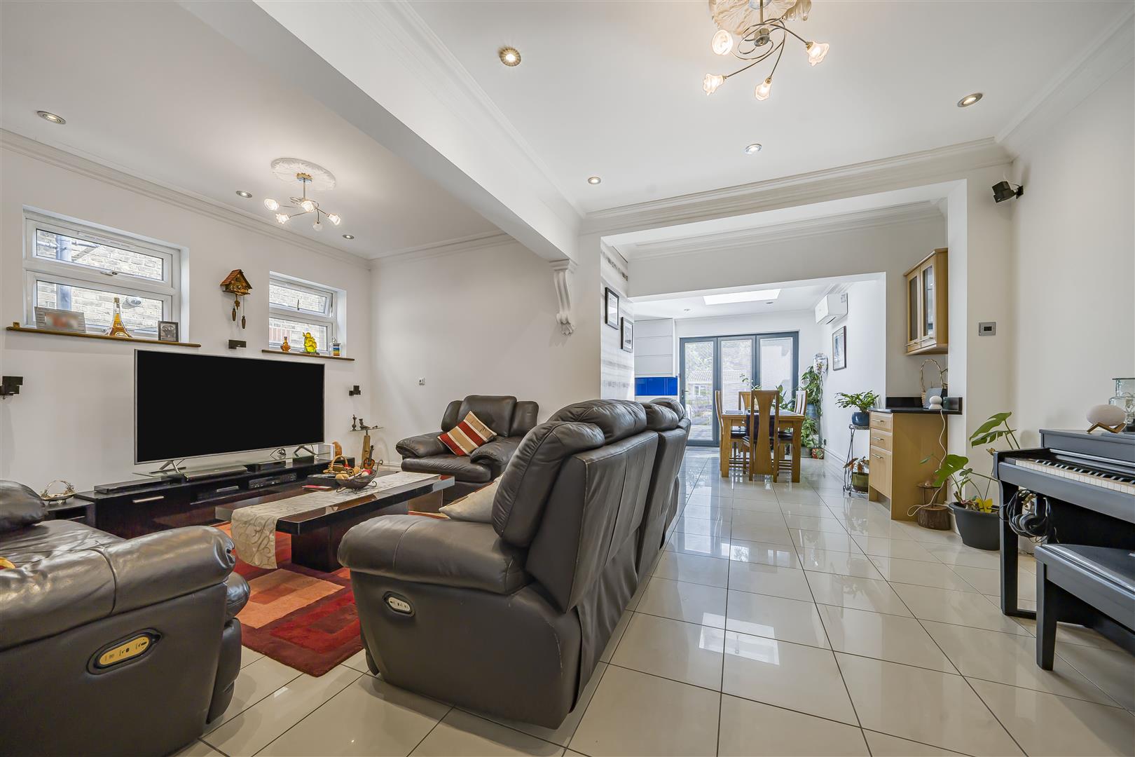 6 bedroom semi-detached house for sale 0