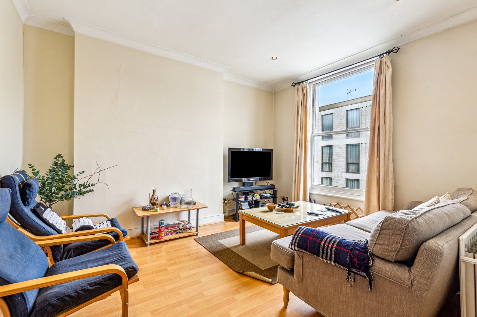 3 bedroom flat for sale 0