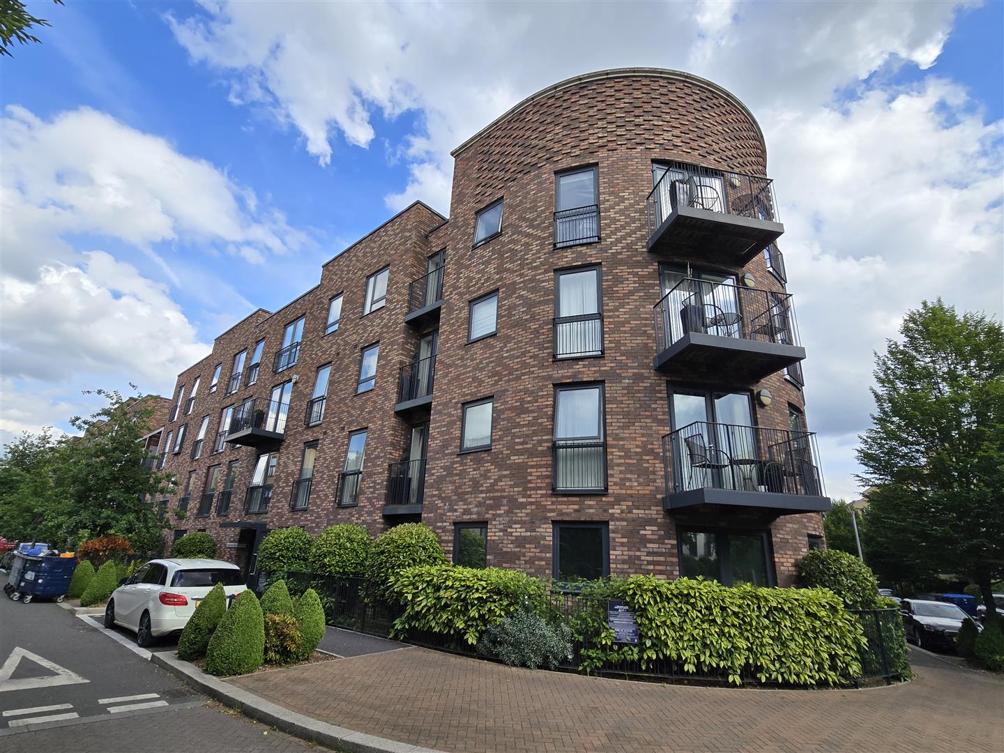 3-bed flat on Flat, 2, Madeleine Close, Stanmore, £2,700/mo