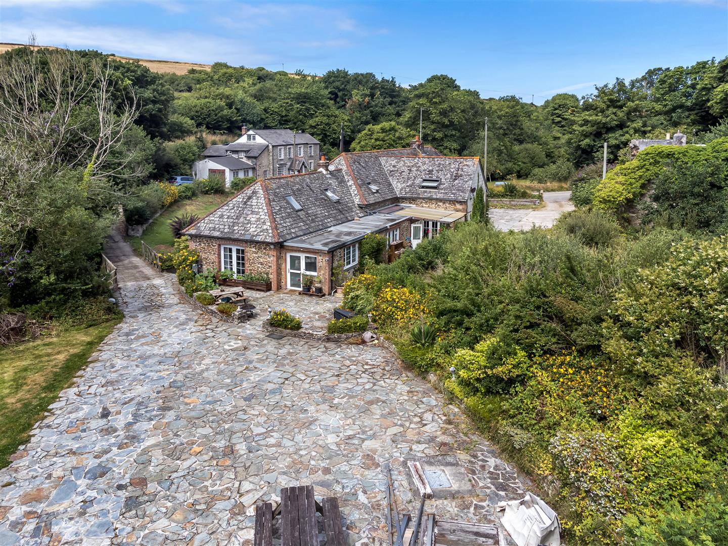 6 bedroom detached house for sale 0