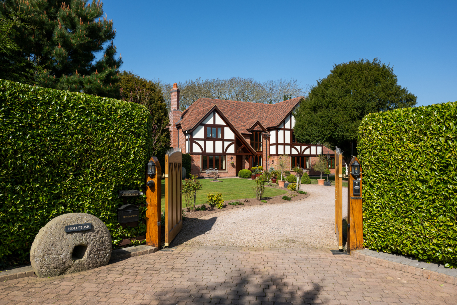 5 bedroom detached house for sale 0