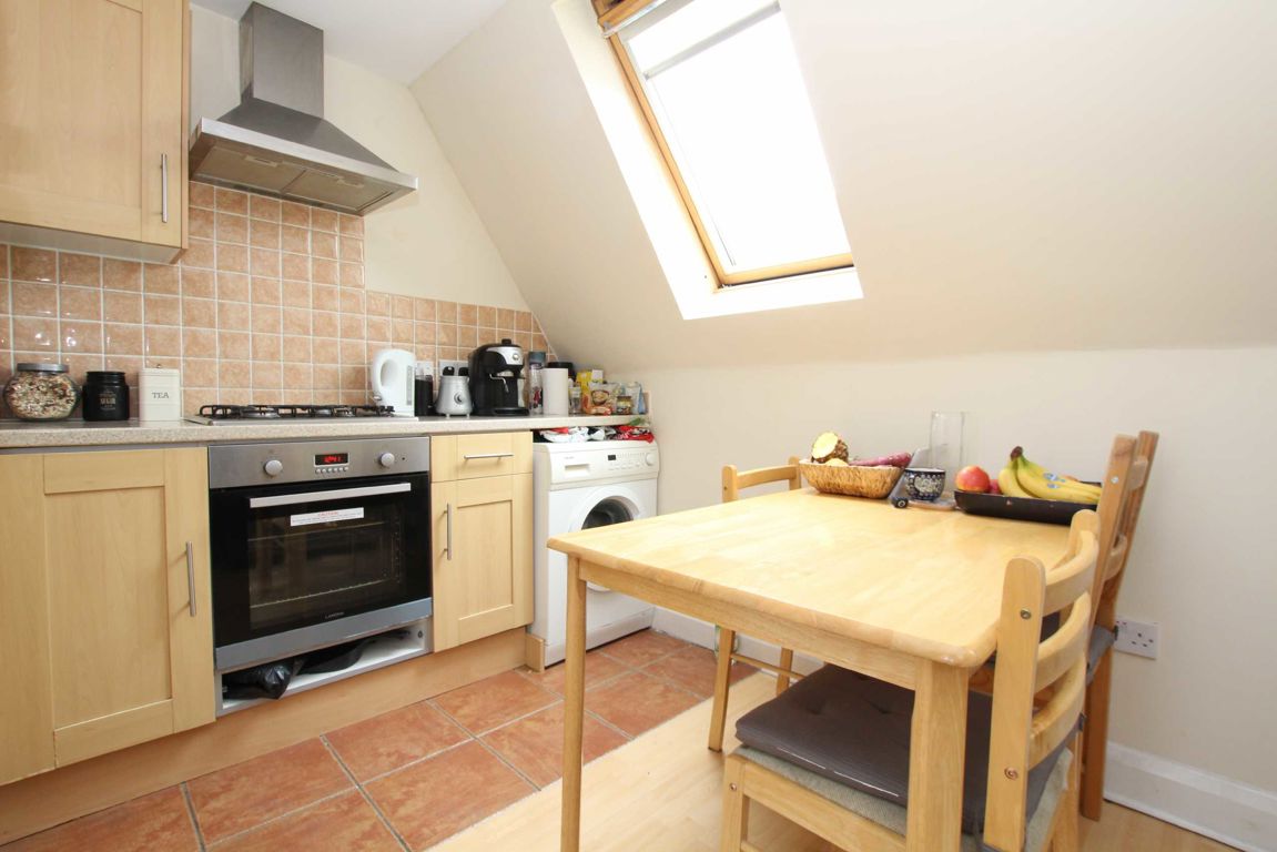 Top Floor Flat, 322, Uxbridge Road, London photo 5