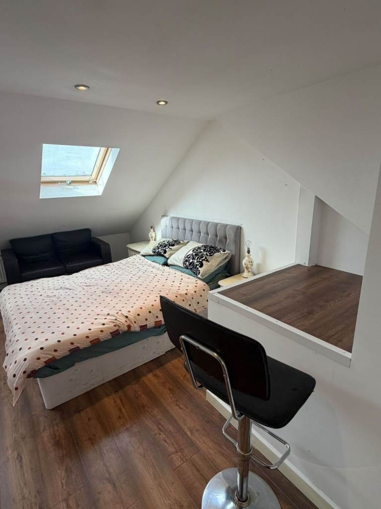 Grove Road, Romford RM6 photo 5