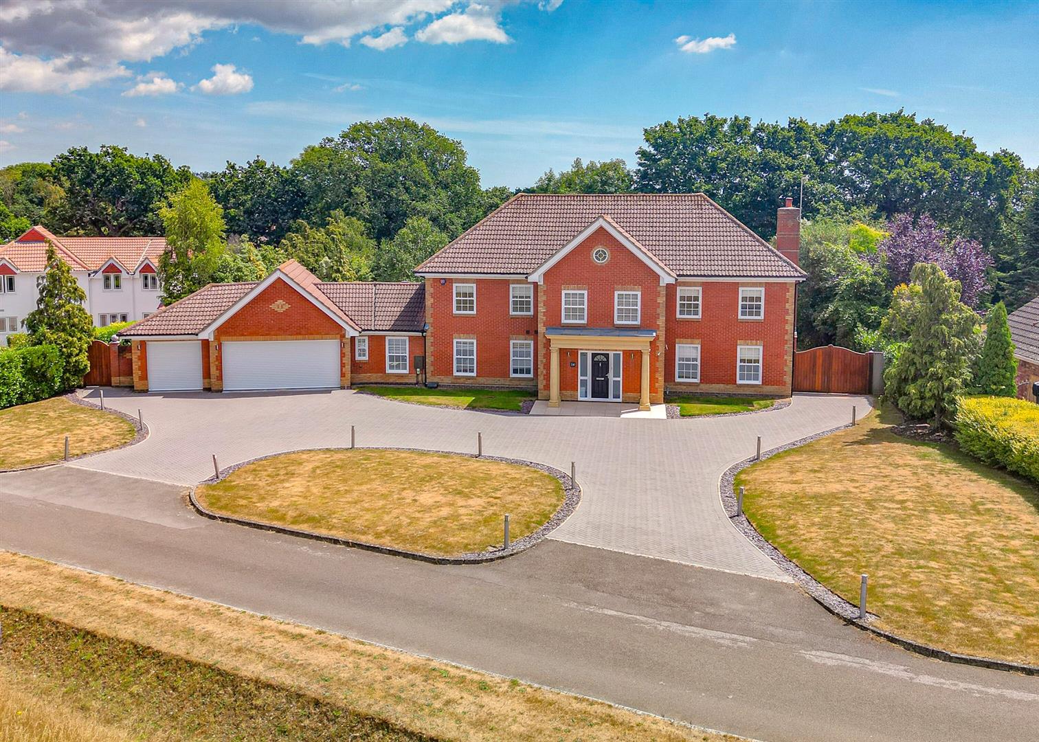 5 bedroom detached house for sale 0