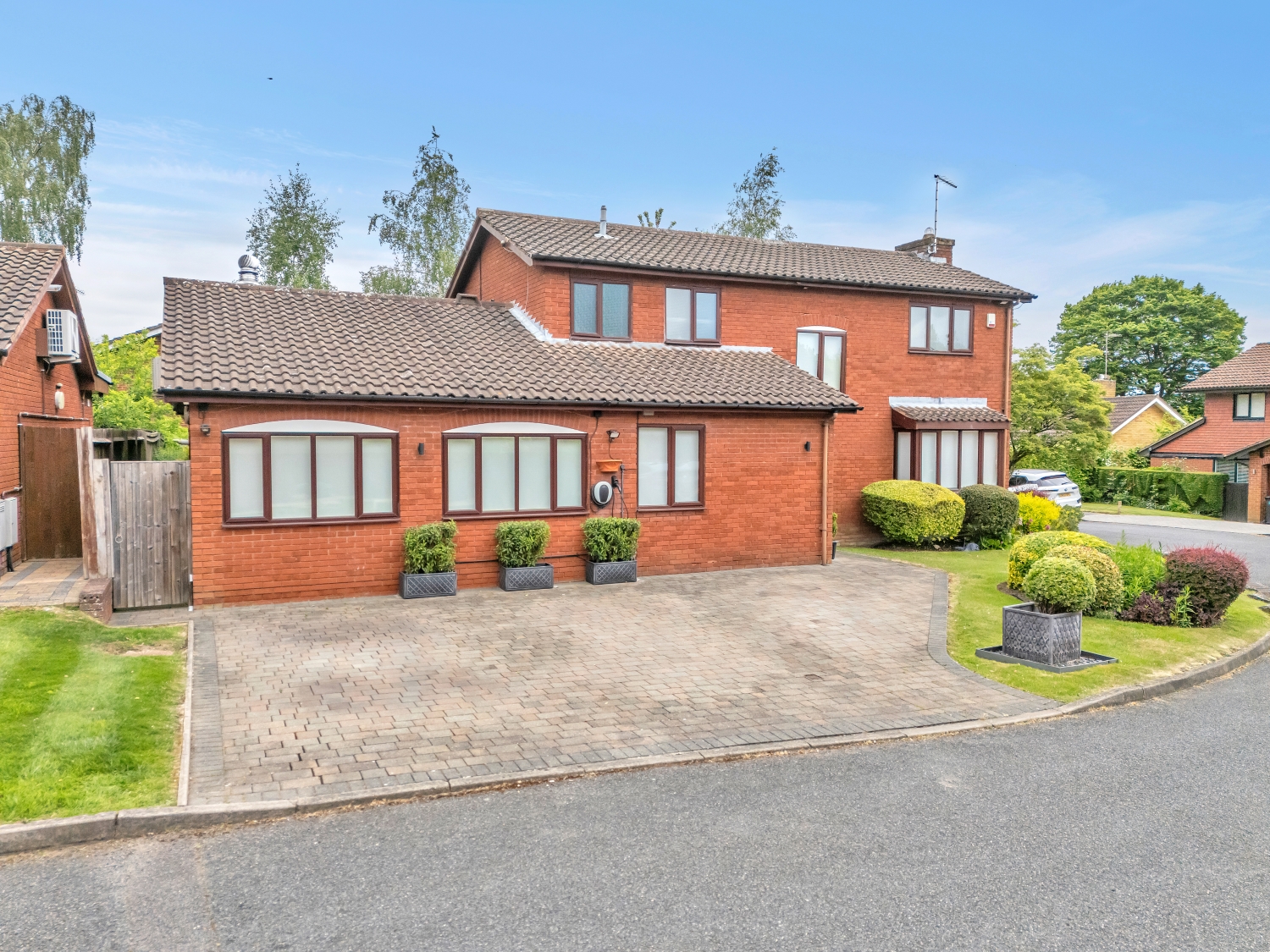 6 bedroom detached house for sale
