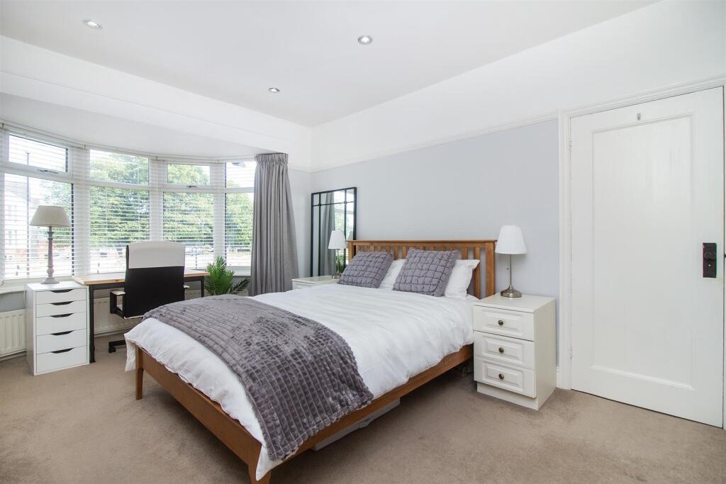 76 Hale Lane, London photo 5