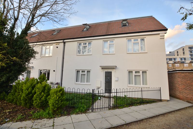 3-bed flat on 72, Beechwood Gardens, Slough, £360,000