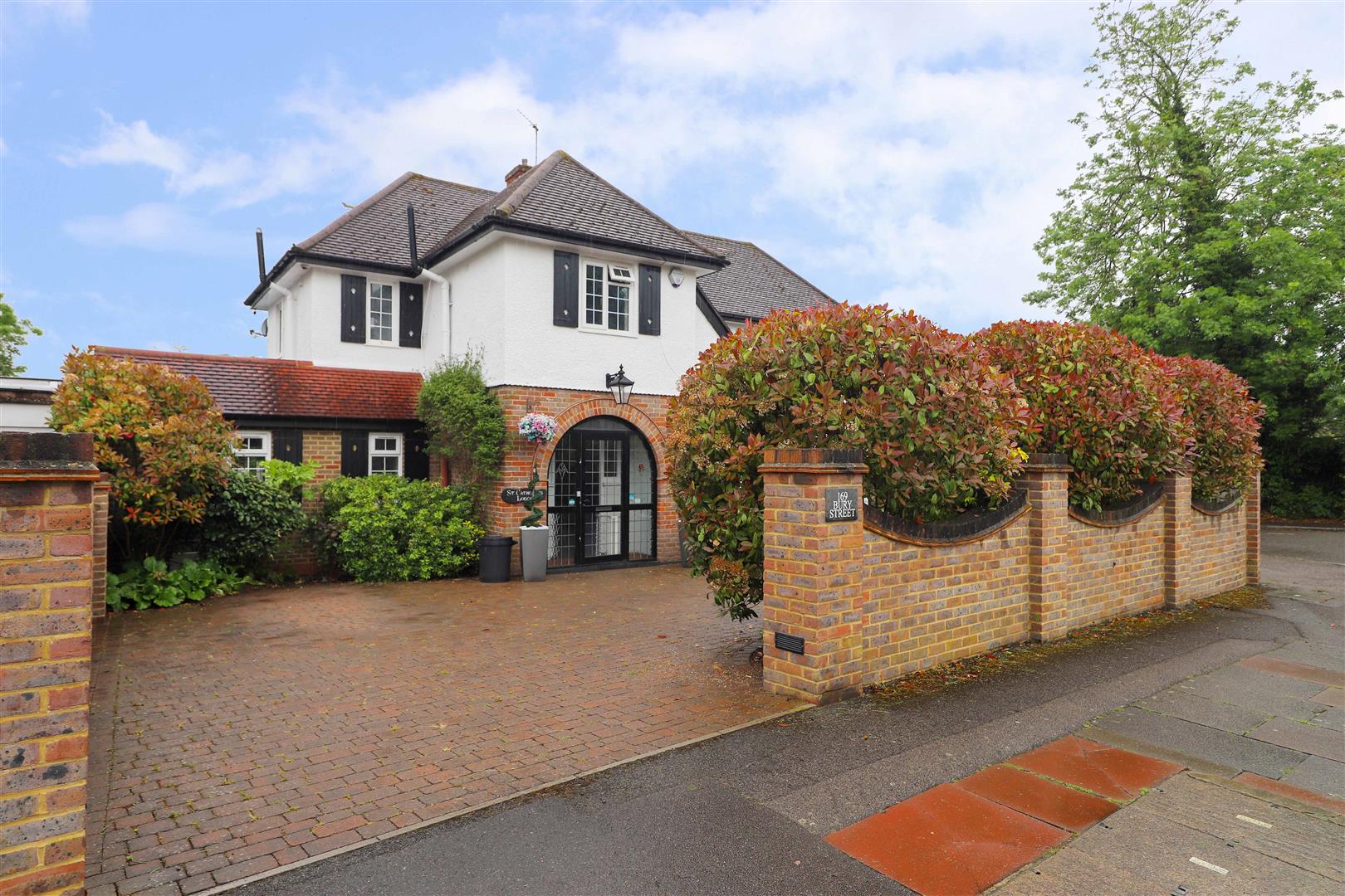 5 bedroom detached house for sale in Bury Street, Ruislip HA4