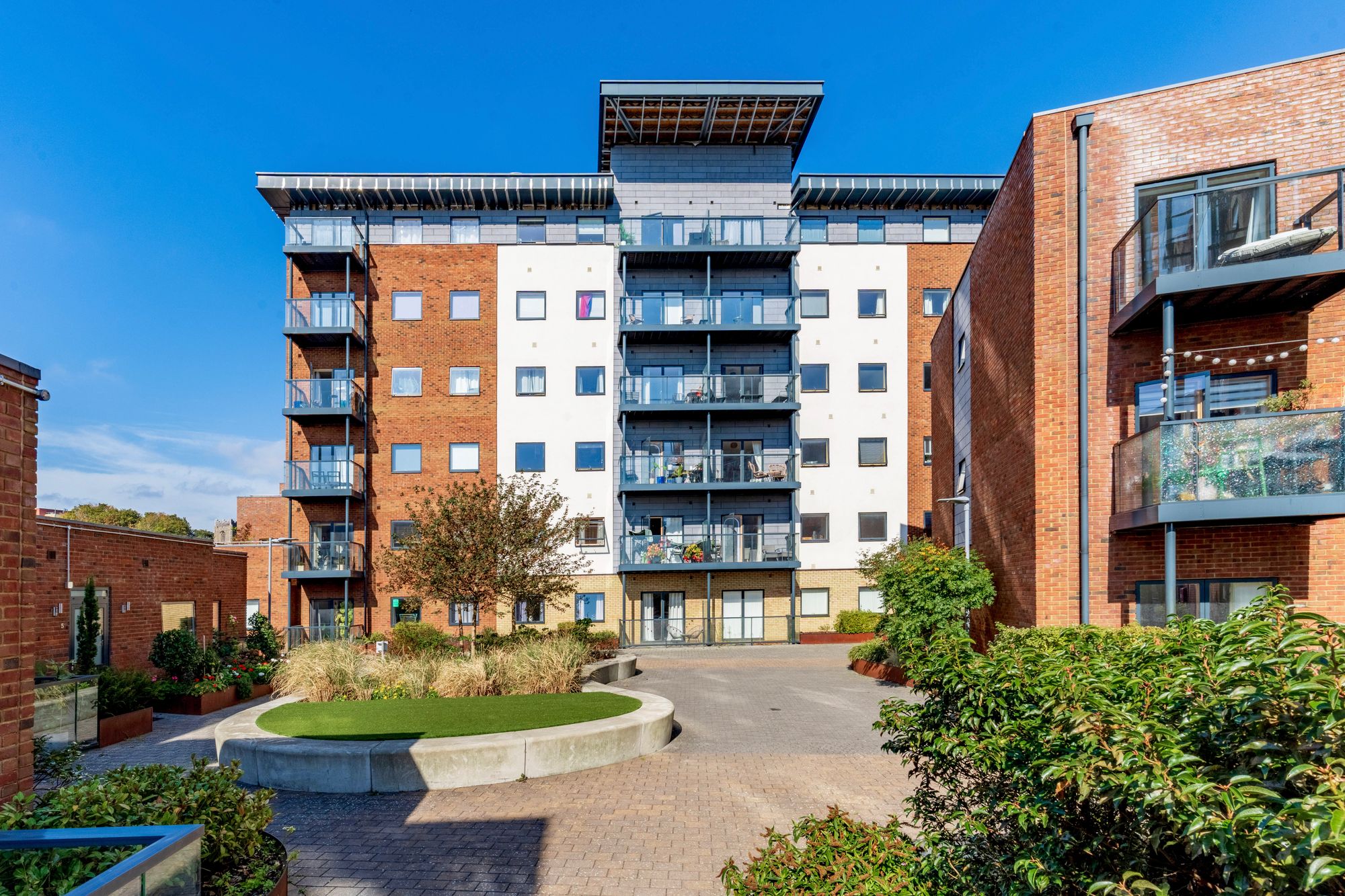 2 bed flat for sale