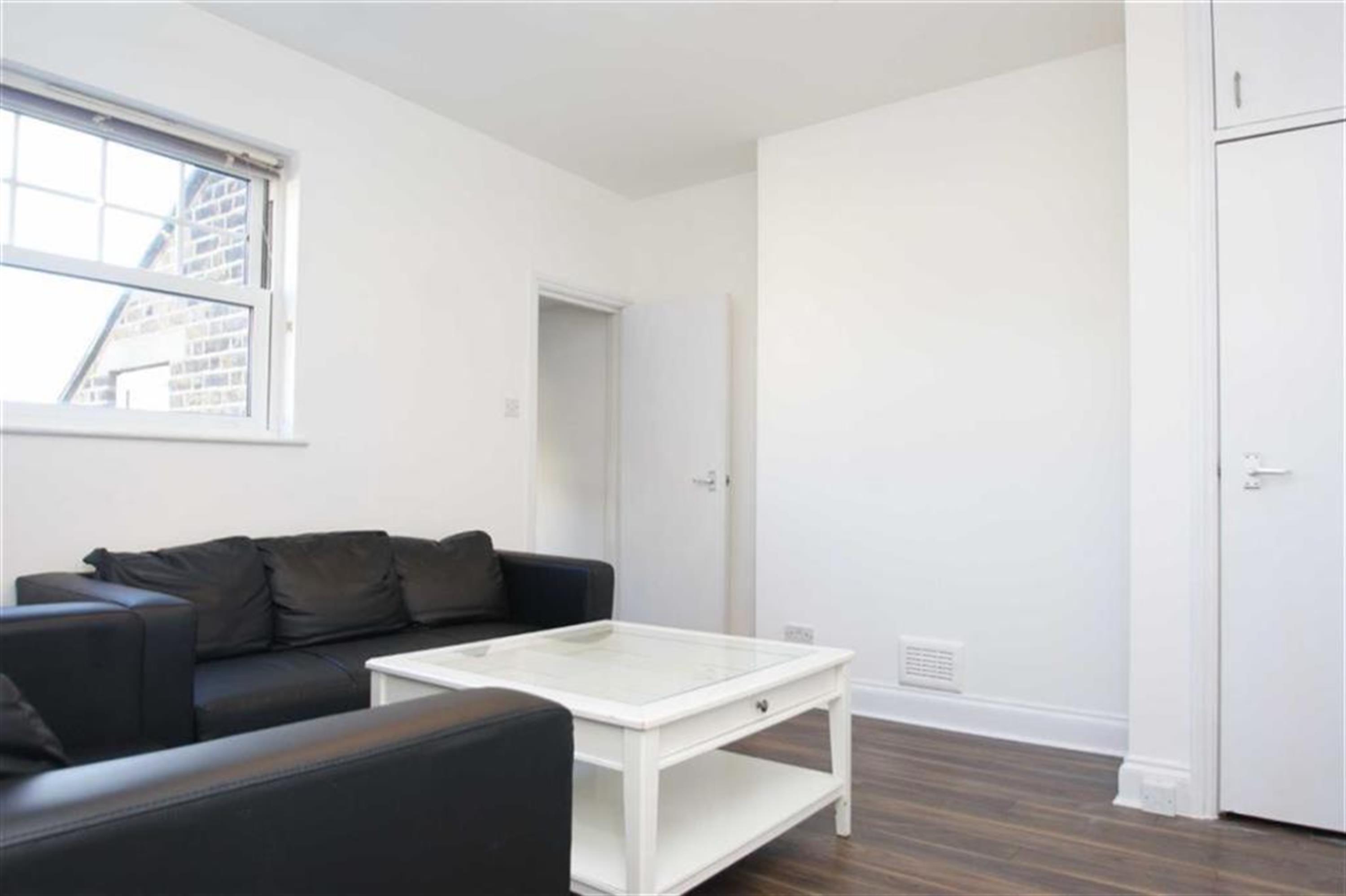 3 Bedrooms Flat to rent in Victoria Mansions, Grange Road, London NW10