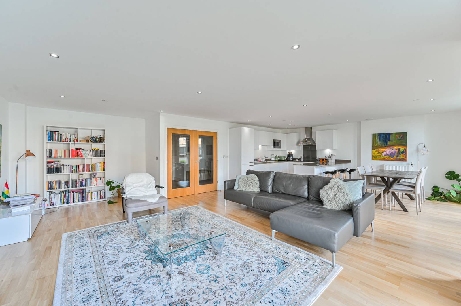 3 bedroom flat for sale 0