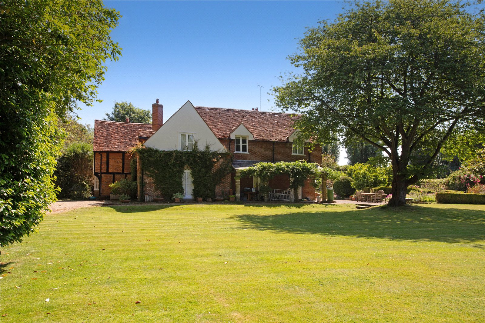 5 bedroom detached house for sale in Billingshurst